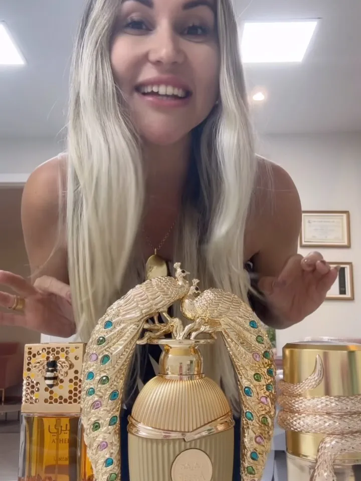 Lucyana Zambom com perfumes árabes da Zambom Imports